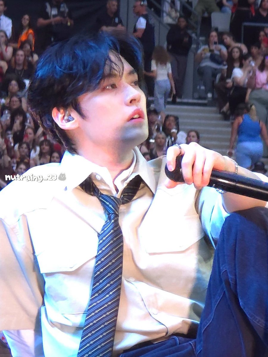 imkirauwu's tweet image. He looks so fucked out.
You know those smoke canons they have on stage? Imagine him getting hit with sex pollen from one of those and having to make it through the entire show hard, overheated, leaking in his pants, huddling close to Sung cause it’s the only thing that helps.