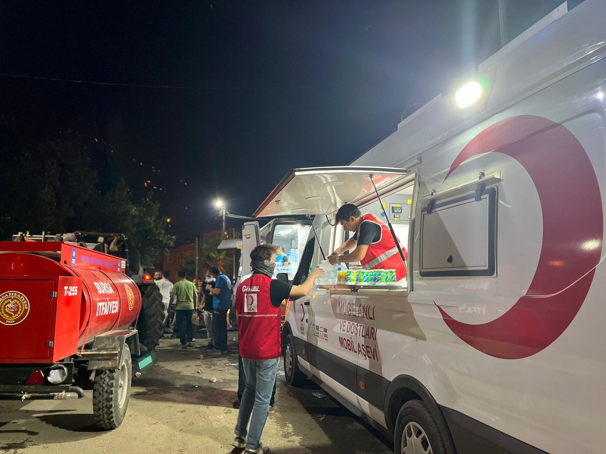 genckizilay's tweet photo. 📍 Bursa

Orman yangınlarıyla mücadele eden ekipler ile vatandaşlarımıza, gönüllülerimiz ve afet ekiplerimiz içecek ve beslenme desteği sağlıyor.

Zorlu mücadelede, kahramanlarımız ve vatandaşlarımızla dayanışma içinde, 7/24 yanlarındayız.

🔴#DaimaHazır https://t.co/sTjAwac3B1