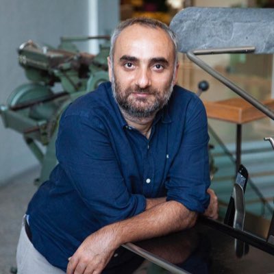 eharfi_ters's tweet image. İsmail Saymaz: &quot;Antalya’daki yangına gelen Azerbaycan ekipleri alev dayanımlı kıyafetler giyerken, konum takibi yapan cihaz taşırken, nabız ve oksijen yönünden anlık izlenirken; Türk işçilerde bu sistemlerin hiçbiri yok. 

Sadece ‘Orman’ yazılı fosforlu yelekle çalışıyorlar.&quot;