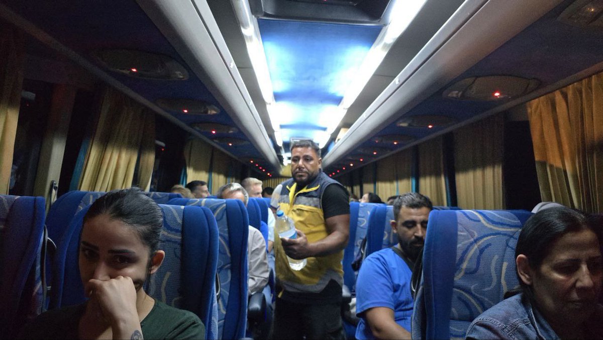 backstage_24's tweet image. خروج دفعة جديدة من داخل السويداء تضم نحو 350 شخصاً كانوا محتجزين لدى الميليشيات المسلحة لحكمت الهجري ، بينهم 250 محتجزا، و100 راغبين في الخروج من كافة المكونات، و26 جثماناً.
لمتابعة المستجدات والتطورات الميدانية في سوريا لحظة بلحظة انضموا إلى قناتنا على تلغرام 👇…