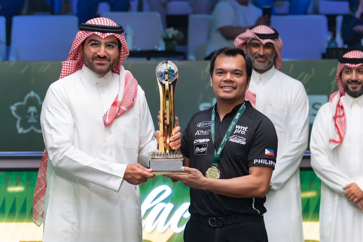 mosgovsa_en's tweet image. 📸 His Excellency Mr. Bader Bin Abdulrahman Alkadi (balkadi), Vice Minister of Sport, presents the #WorldPoolChampionship trophy to champion Carlo Biado 🏆