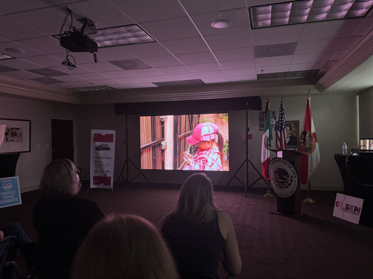ConsulMexOrl's tweet image. Hoy en el Consulado de México en Orlando🇲🇽 se llevó acabó la presentacion del programa de nuestro 10° Festival Mexicano de Cine y Cortometrajes en Orlando, en donde se proyectaron los cortometrajes de la categoría Inclusión:
1. Acuitzeramo🎬
2. La tragedia de un momento🎬
3.…