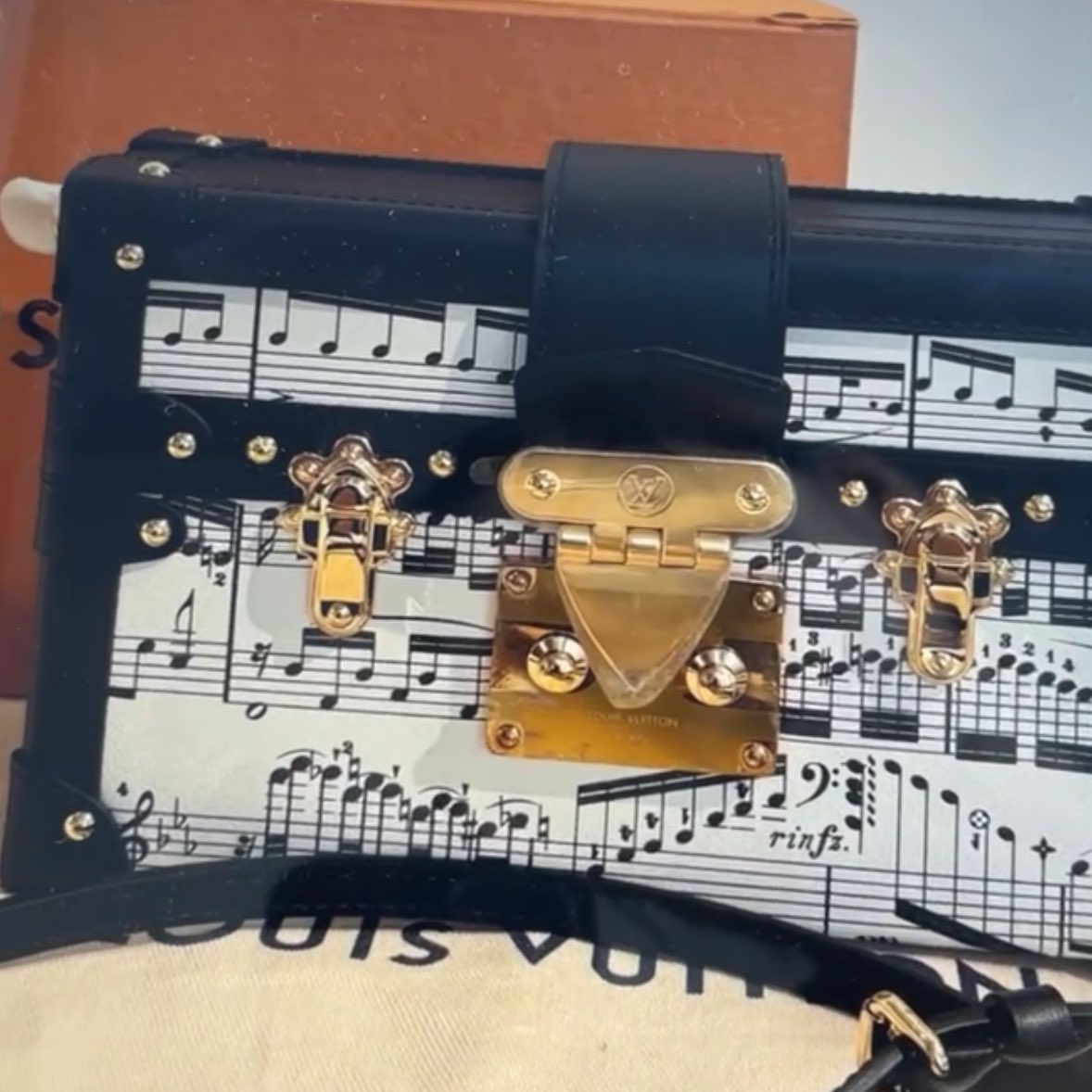 lev_vellichor's tweet image. SHEET MUSIC PURSE SHEET MUSIC PURSE