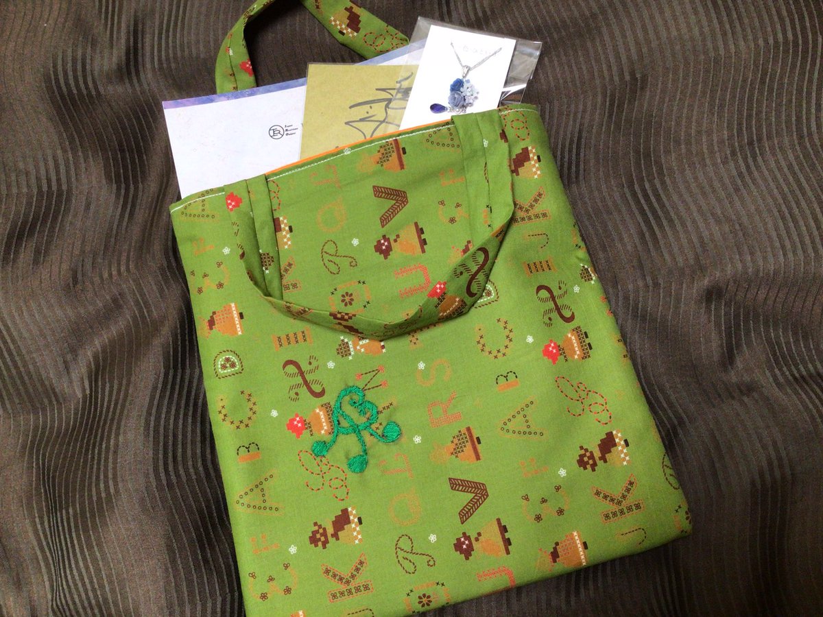 seigetsu_k's tweet image. 私市さんお手製のトートバッグ、台本すっぽりサイズでエエな(-´∀`-)
厚手だから昨日池袋PARCOで買ったアクセサリーも保護してくれそう。いろいろ入れてしまおう。