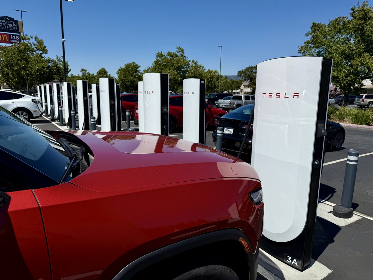 ZakWinnick's tweet image. New (to me) supercharger in Gilroy. First time on these dispensers. Definitely like not having to take two spots…