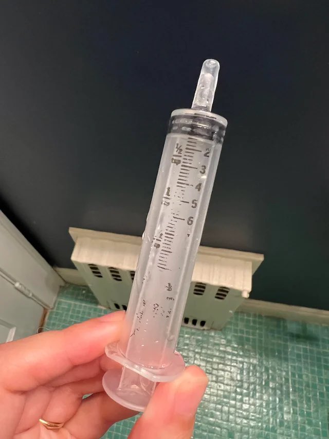 se le cayó a viruz en el baño like y se la devuelvo