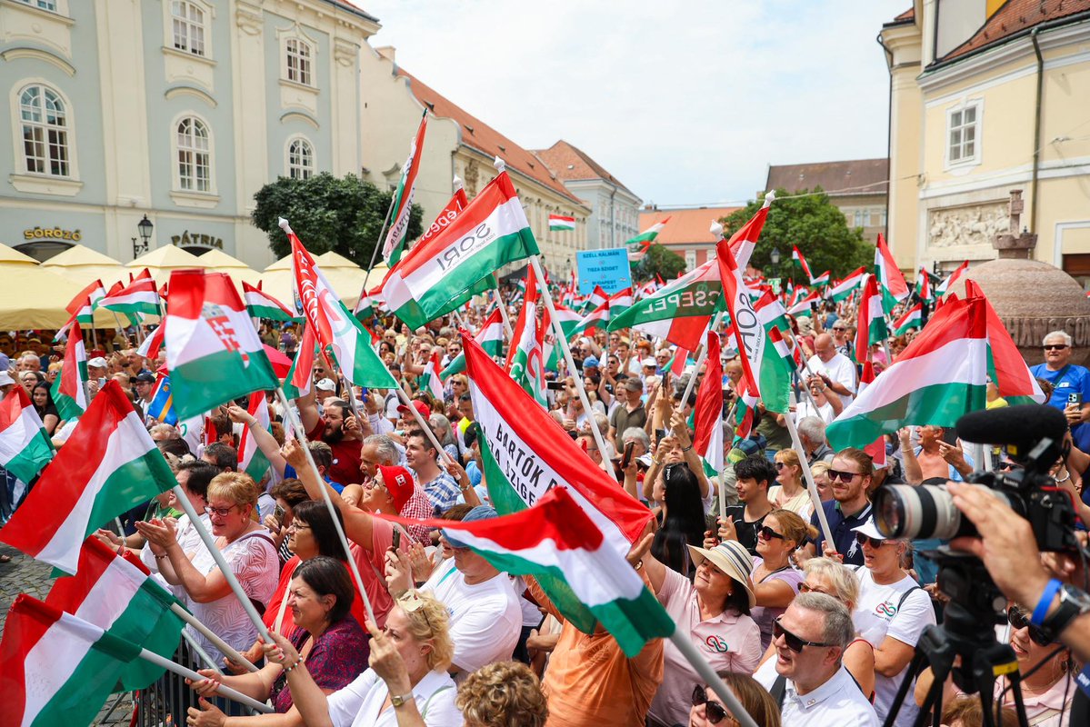 magyarpeterMP's tweet image. Thank you, Székesfehérvár! Thank you to everyone who came despite the great heat.
Our country’s place has always been, and will remain, in Europe.❤️🤍💚