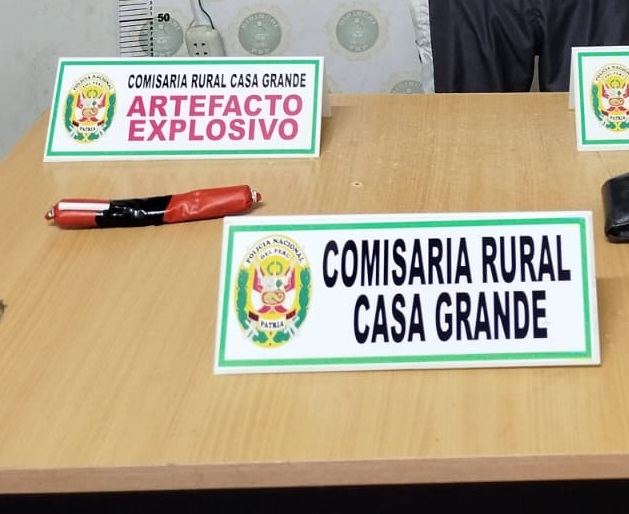 PoliciaPeru's tweet image. 🚨 Cae con artefacto explosivo
Efectivos de la comisaría rural Casa Grande PNP, en #LaLibertad, intervinieron a un sujeto que portaba un explosivo artesanal. Estaría inmerso en los delitos de peligro común y contra la salud pública. #PolicíasEnAcción