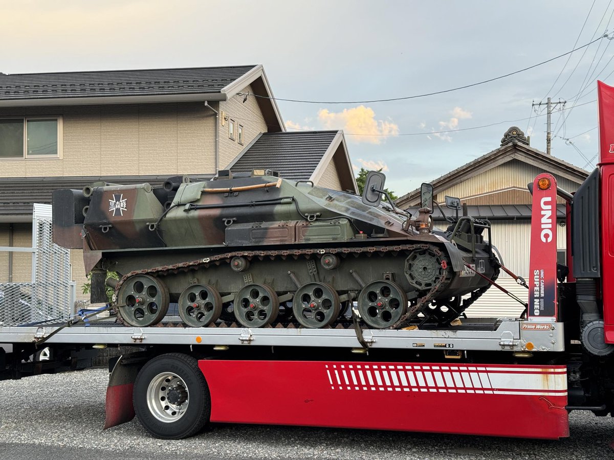 lvtp7's tweet image. 時々「そこまで戦車好きなら、なぜ自衛隊に入らないの?」って言われますが、
かりに入ったら、好きな装甲車を家に持ち帰れると思ってるのかな?