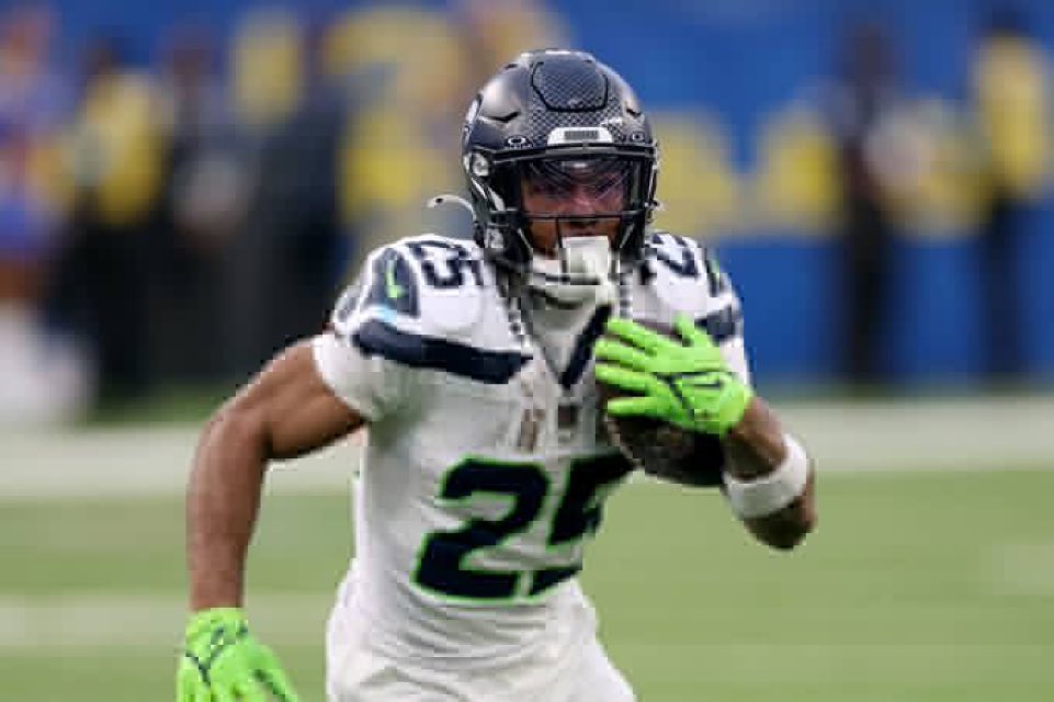 SleeperSeahawks's tweet image. Kenny McIntosh is feared to have torn his ACL, according to @AdamSchefter