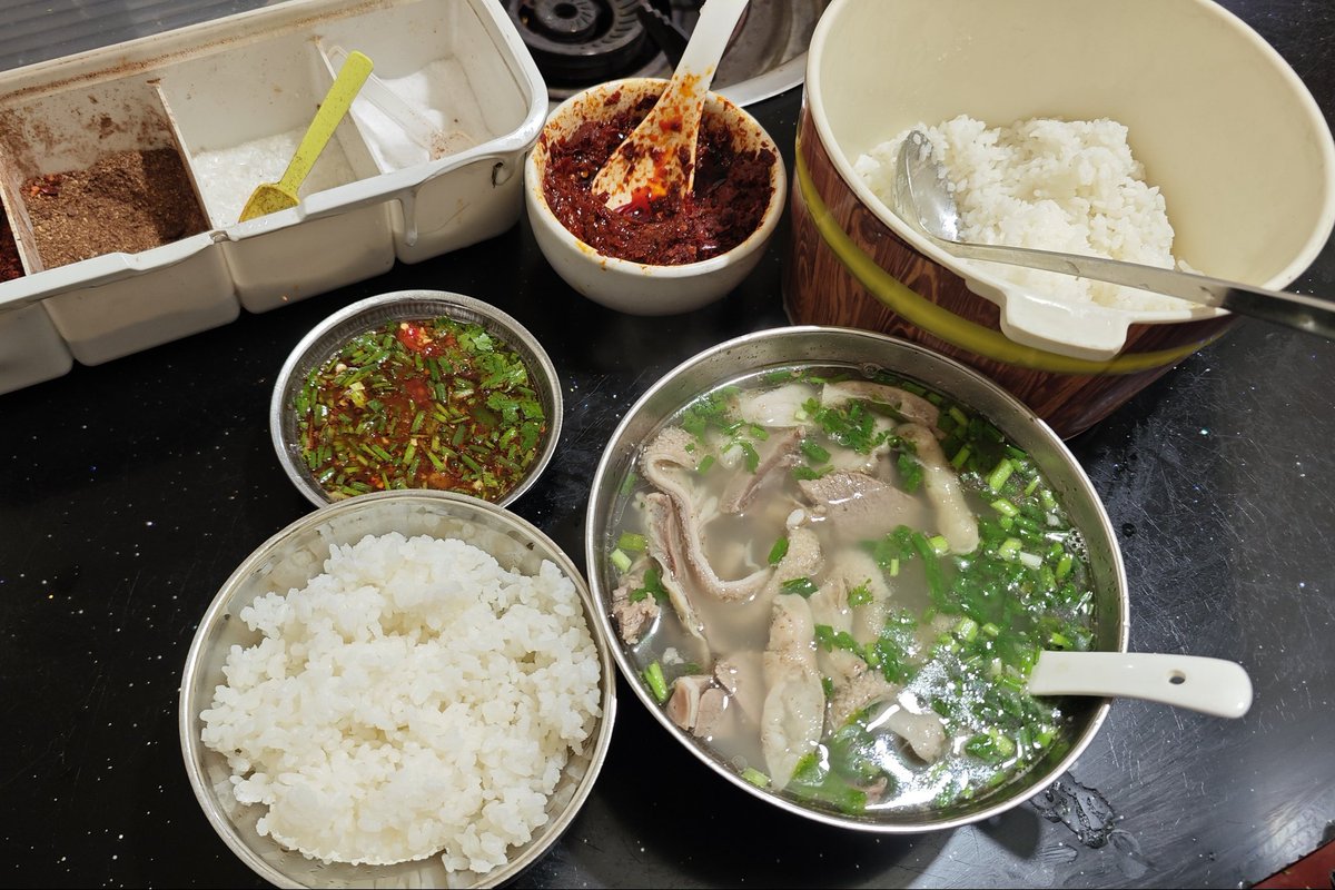 mujo_to's tweet image. 虫送りの後に火鍋屋で食べた「羊肉湯」という最高の料理。ラムスープと桶いっぱいの白米が提供される。スープは塩気ゼロで、卓上調味料(唐辛子・花椒・味の素・塩・豆板醤)でつけダレを作り、それに肉を刺し身のようにちょんちょんつけながら白米と食らうシステム。死ぬほど美味い!今夜も食う!