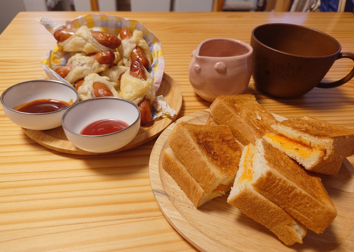 tommy_feast's tweet image. 朝ごはんは #ヒーローズフィースト より
🍞メルトチーズサンドイッチ
Melted cheeses
🍴︎豚さんのおふとん
Hogs in bedrolls
#DnD #heroesfeast
#ヒーローズ・フィースト作ってみた
#料理好き #ハーフリング