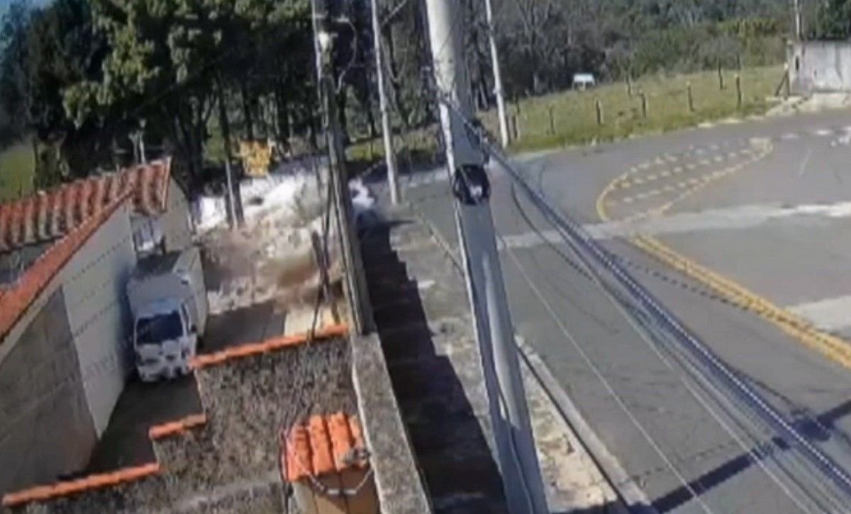 g1sorocaba's tweet image. 🚨 VÍDEO: motorista em alta velocidade atravessa muro, invade condomínio e foge do carro
glo.bo/eapbpvw #g1 #Sorocaba