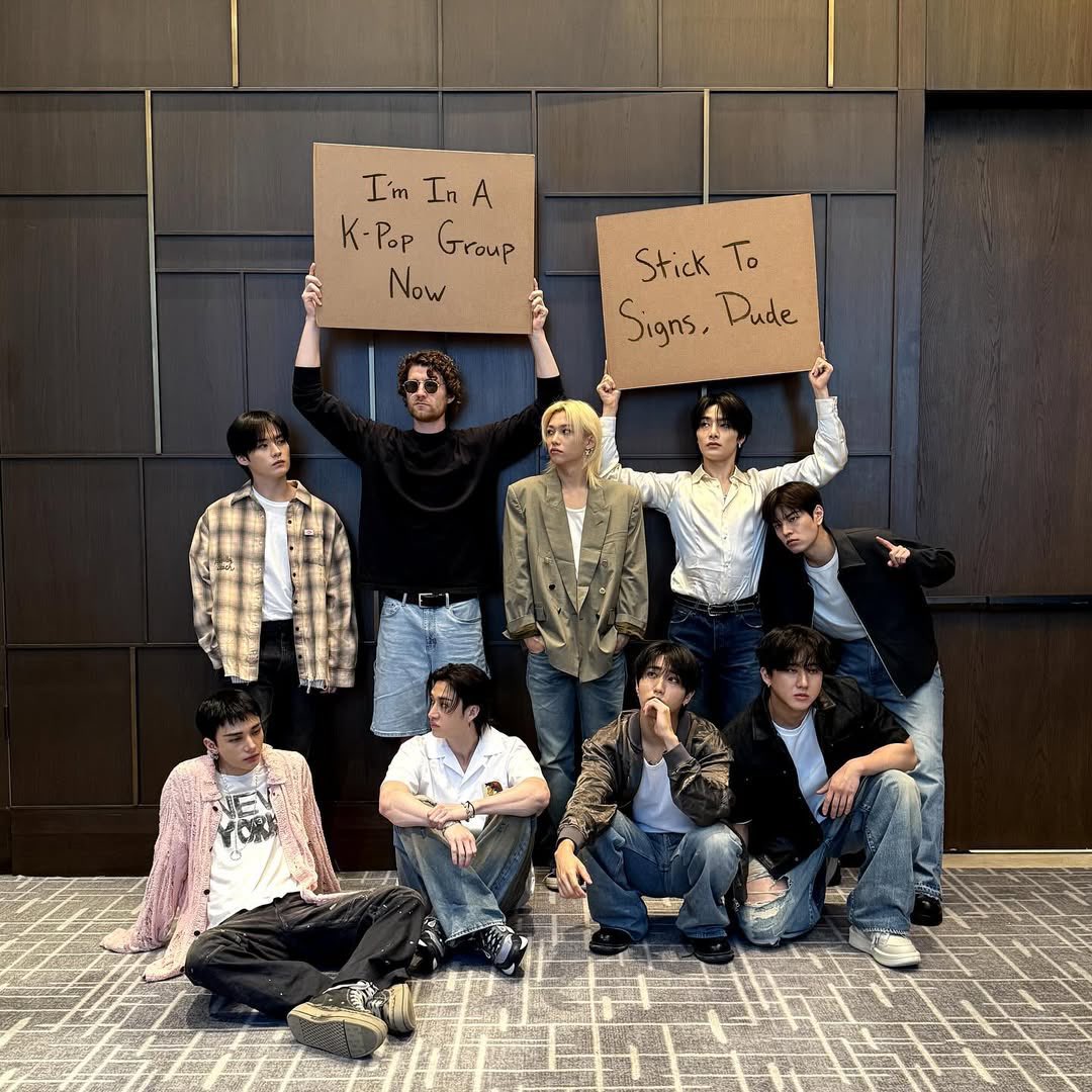 bbygrlracha's tweet image. DUDE WITH SIGN AND SKZ CROSSOVER WAS NOT IN MY 2025 BINGO CARD LMAOO π