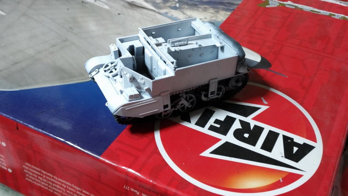 MRfJdco9m81lC3l's tweet image. サンドランドの世界観では彩度の高いカラーリングとなりますからトラックや影となる部分に黒を残しつつ光の当たる部分に下地の白を吹き付けました。
これで暗く沈みこまない仕上がりを目指します。
#哀悼の意を表してタミヤのプラモを作ろう
#ブレンガン・キャリヤー
#サンドランド戦車