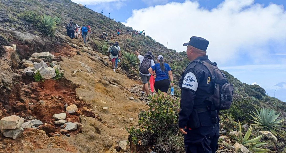 PNCSV's tweet image. Acompañados por la Politur, turistas de diferentes nacionalidades disfrutan del clima y la impresionante vista en los atractivos de Santa Ana.
⛰️Cerro Verde
🌋Volcán Ilamatepec
Nuestro personal policial guía los recorridos, previniendo todo tipo de incidentes.…