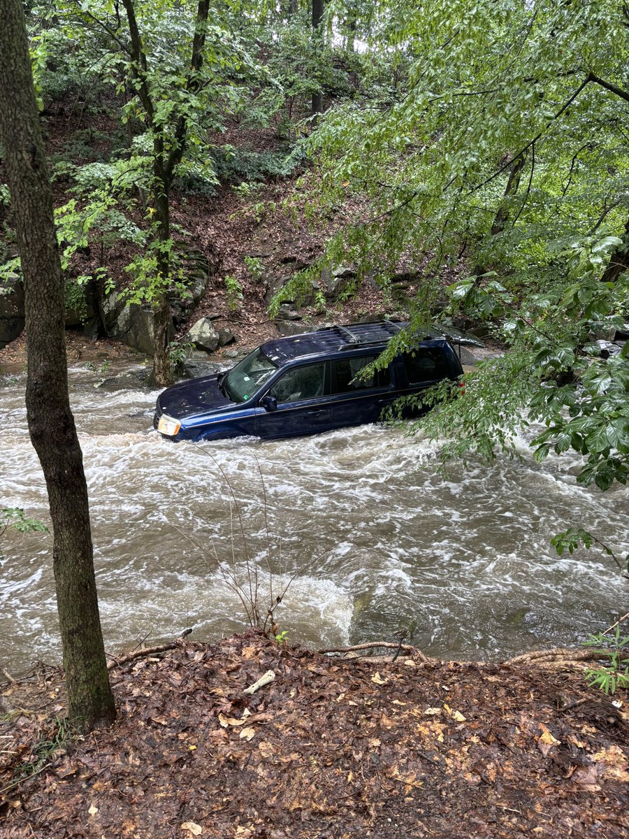 ArlingtonVaFD's tweet image. Breaking: A vehicle attempting to cross a bridge with water running over it was swept into the creek behind Lubber Run Park. Five occupants were safety removed from the vehicle. No injuries to firefighters or occupants. Please do not attempt to cross moving water!