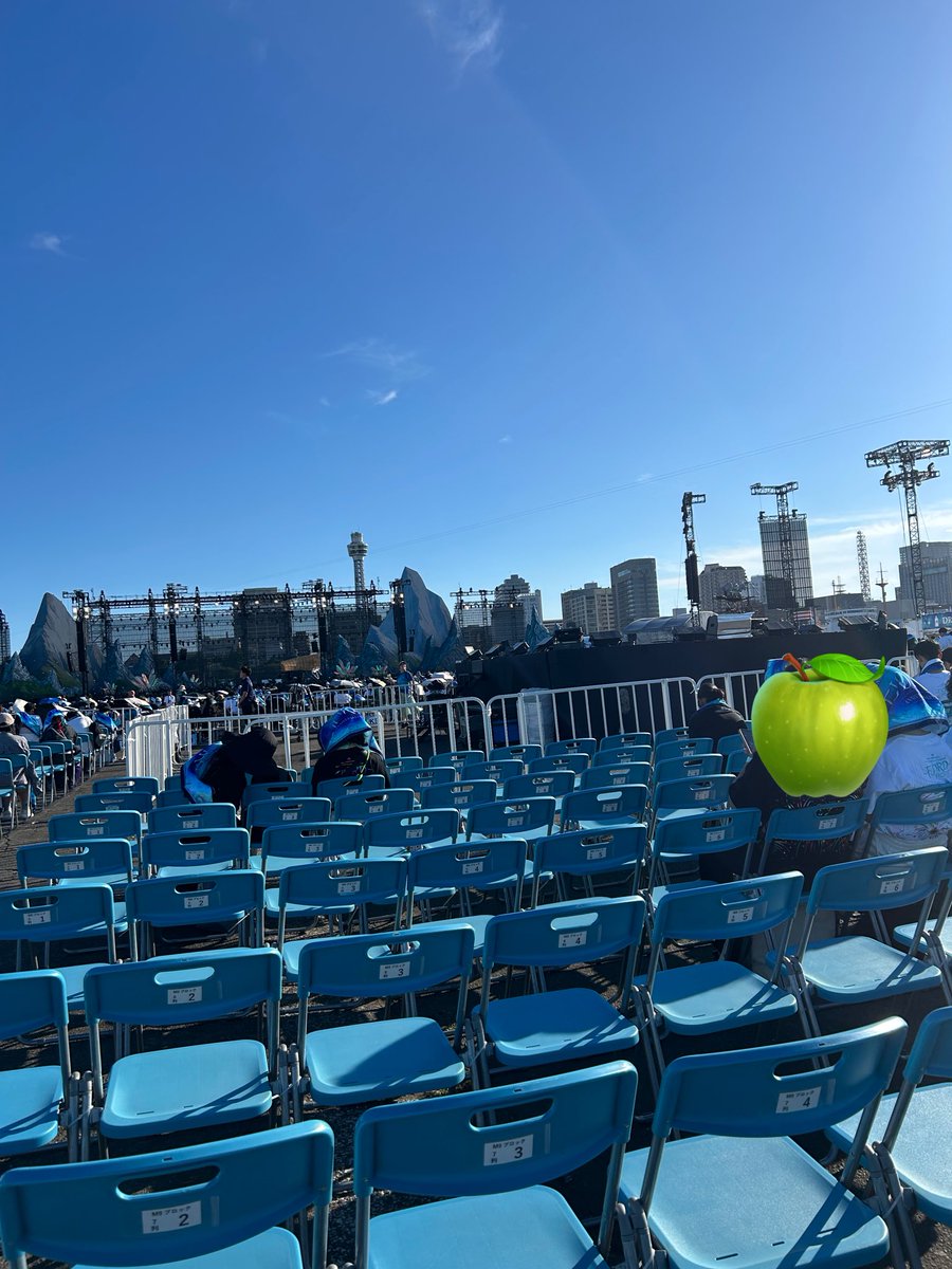 ena19ts's tweet photo. ミセスがデビュー10周年やからM10ブロックがセンステ最前ど真ん中で1番見やすいとこなんやと思うんやけど流石すぎんか🫠？M9ブロックでも近すぎたけど🥹✨#MGA_FJORD https://t.co/NgGUEUQC5c