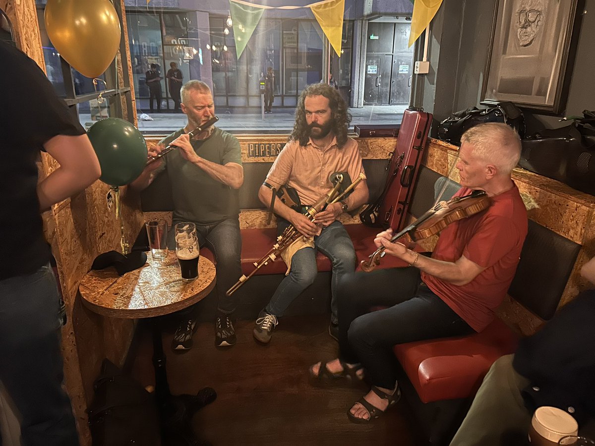 pipers_corner's tweet image. Cad í mar oíche sa Chúinne! Maith sibh @RTERnaG ceoltóirí, cainteoirí agus muintir na Gaeltachta. #caid #ceol #teanga