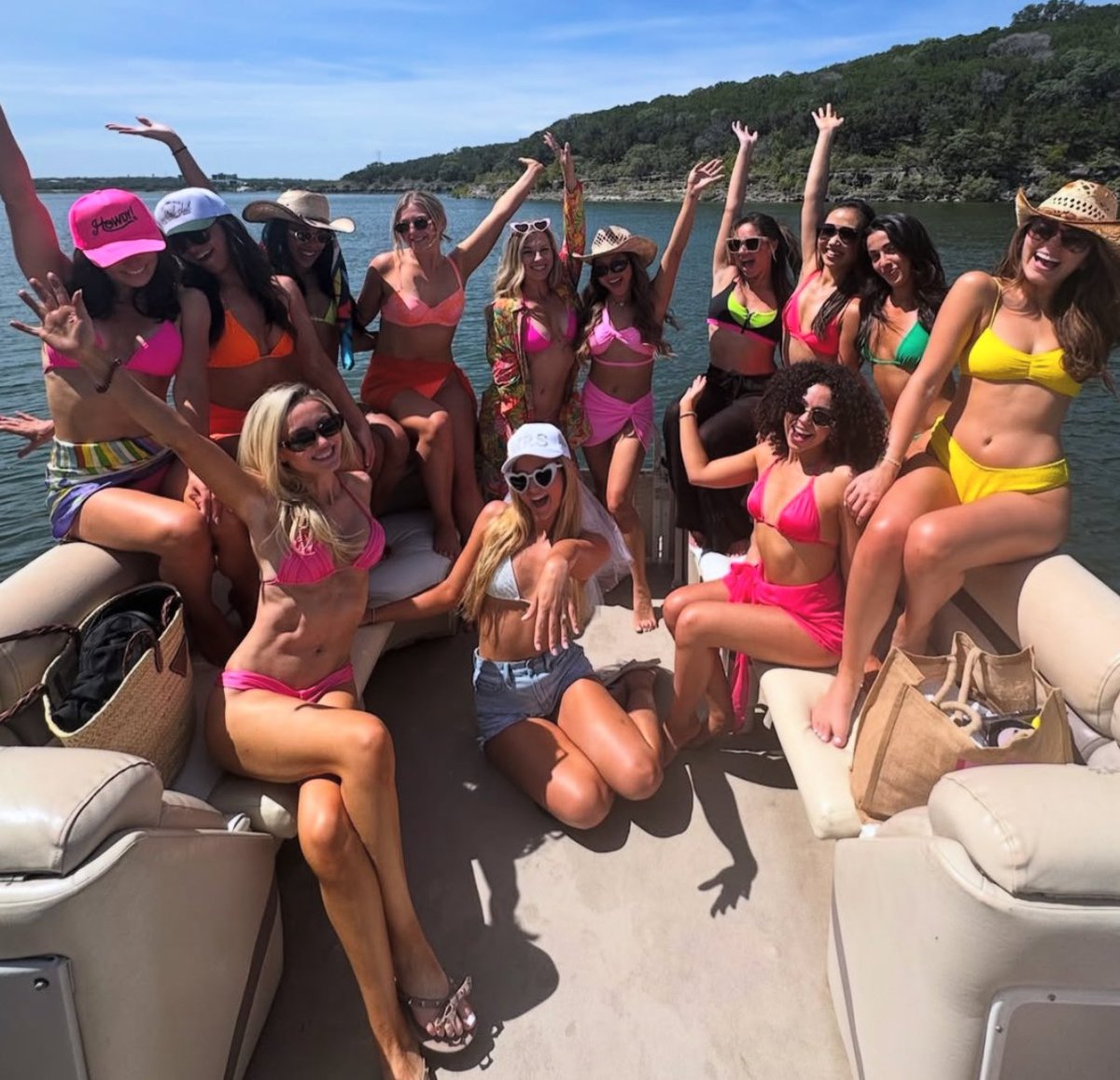 RaideretteDaily's tweet image. Raiderettes do it better!! ☀️✨🤍