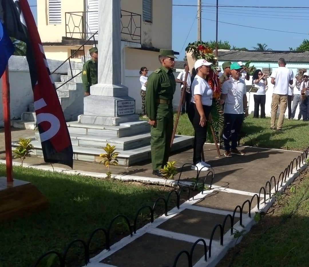 En el dia de hoy, en  marcha unida hasta la tumba de Bruno Hernández, el pueblo pinero rinde tributo a los mártires del Alzamiento de Nueva Gerona, a 129 años de ese suceso, el legado de aquellos héroes, está más vivo que nunca en la #IslaDeLaJuventud #CubaViveEnSuHistoría