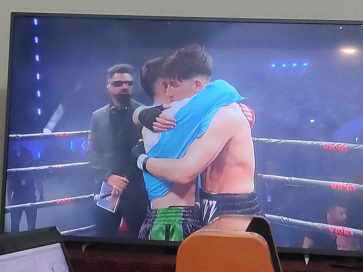 LLosino's tweet photo. A mí parecer ganó argentina 
"Gallego chorro la put4 que te pario" https://t.co/tNTTb1TuA1