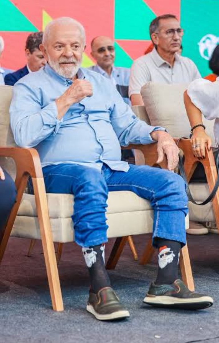 Lula, presidente do Brasil, exibindo as pernas livres, sem tornozeleira eletrônica. 

Afinal, como ele mesmo disse: não é pombo-correio. 

Quem deve, que use. Ele não deve.

LULA 2026
TRASTE NA CADEIA