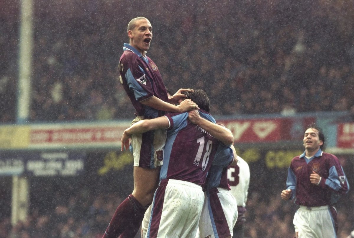 MartynHobbs12's tweet image. Rio actually bigged up westham then and said how amazing the fans are and they mean the world to him as does the club 👏🏻⚒️
About time I heard those words from him , he was absolutely CLASS