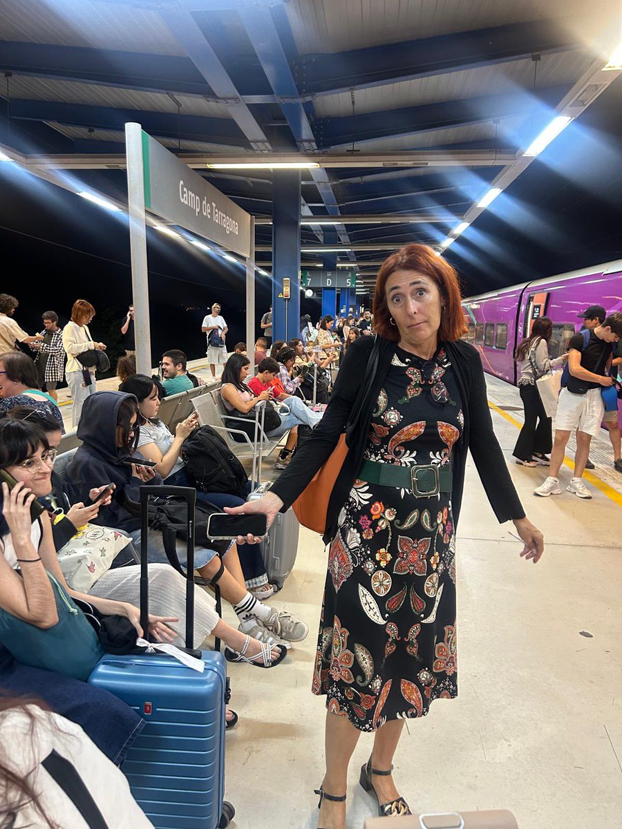 📍 Camp de Tarragona
Baixem. Pugem. Tornem a baixar. Ara esperem un altre tren.
Hauríem d’estar ja a Figueres, però no: un altre cop, un tren espatllat🚆🔧
No és un cas aïllat. És rutina. És vergonyós.
@renfe