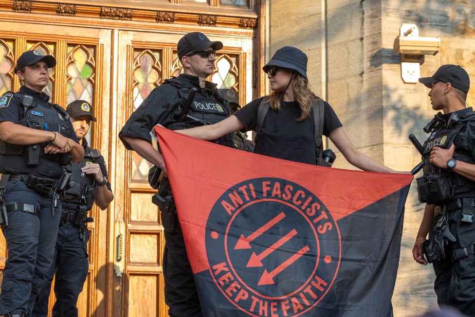 TheValley451's tweet image. Pis faudrait que vous arrêtiez de confondre la Charte des droits et libertés avec la liberté d’expression.
Z’êtes mélangé comme un jeu de cartes.
Laissez les polémistes et prenez le temps de revoir certaines notions sur le sophisme et la démagogie.
Ça va vous faire du bien.