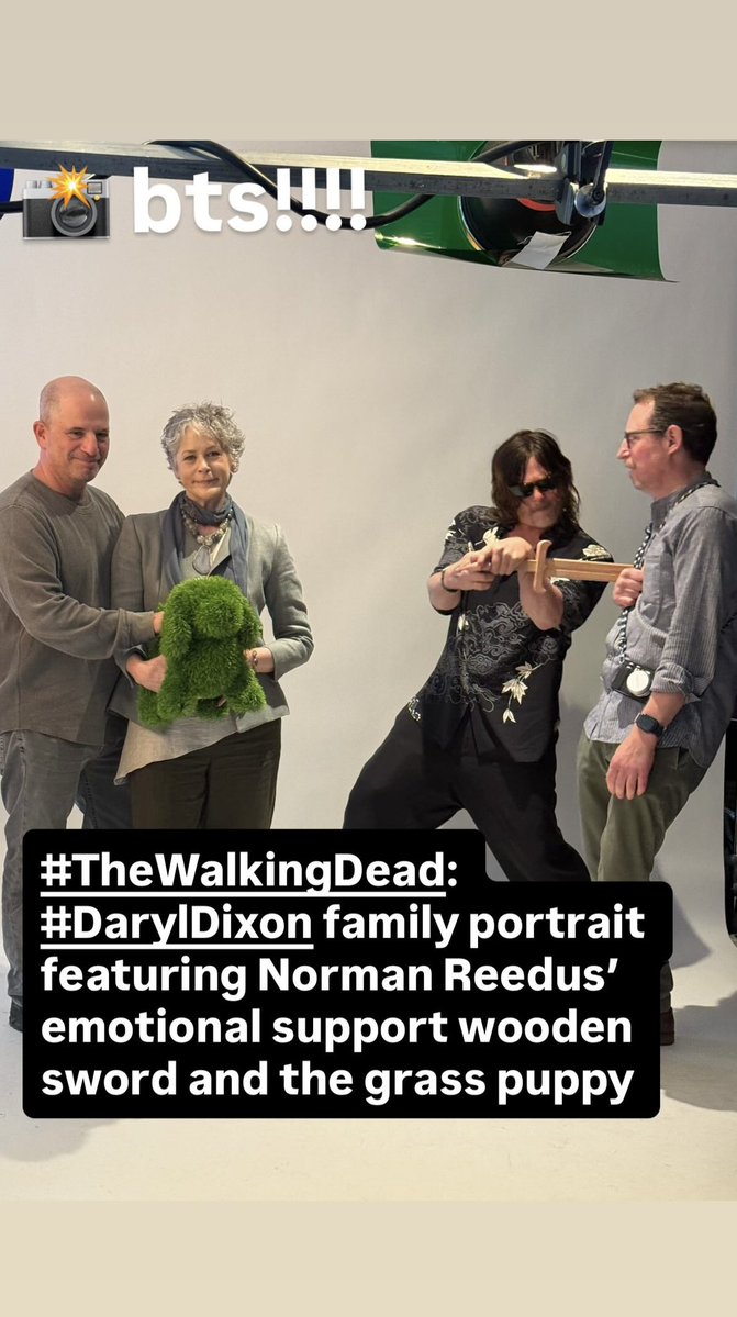 reedusnetwork's tweet image. Norman Reedus, Melissa McBride, David Zabel, and Scott M. Gimple posing for portraits during day 2 at San Diego Comic-Con in San Diego, California on July 26th.
©️ tvinsider | Instastory
#normanreedus #melissamcbride #daryldixon #twd #twddaryldixon #sdcc #sdcc2025