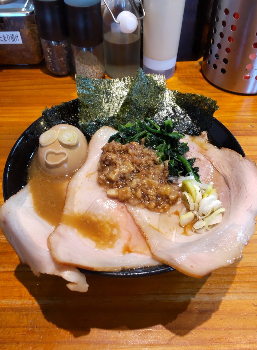 Surf09230428's tweet image. 牛久市 らぁーめん滿帆家さん🍜
醤油チャーシューめん 味玉 背脂
またスープが美味しくなってる🙌
チャーシューの燻し具合が最高🙌
社長・あっちゃん店長が不在でも最高の一杯🍜
美味しかったです😋ご馳走様でした🙇
来週から始まる限定🍜も楽しみ🙌
#らぁーめん滿帆家
#喜元門