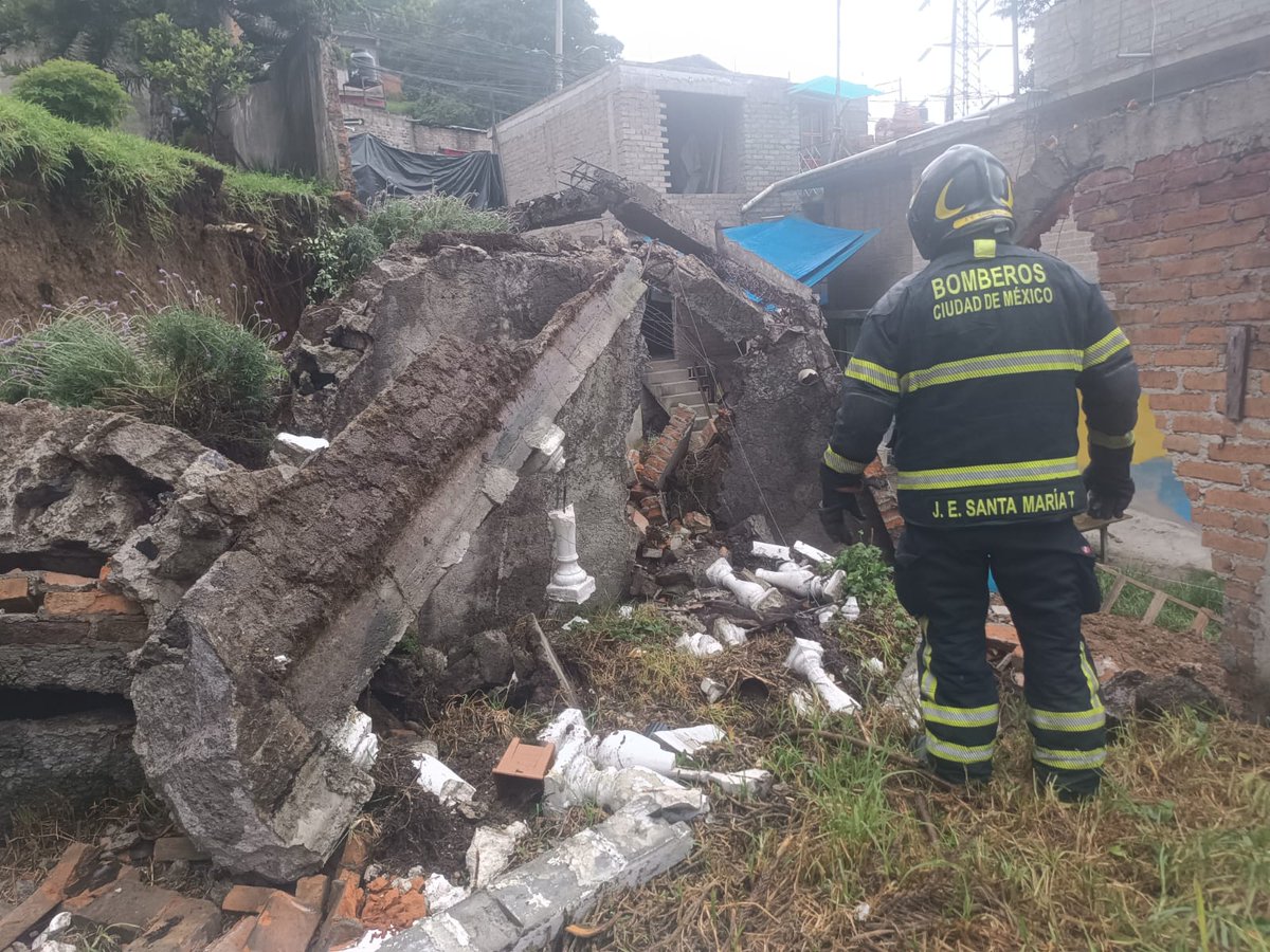 Bomberos_CDMX's tweet image. Acudimos a un deslave donde en el jardín se deslizó una barda perimetral de aproximadamente 15 metros lineales, en calle San Bernabé, colonia El Rosal, en @ALaMagdalenaC, sin lesionados.
@JefeVulcanoCova