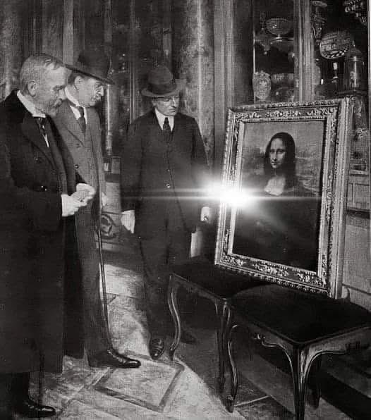 CindySinor's tweet image. In December 1913, the Mona Lisa was exhibited at the Uffizi Gallery in Florence, Italy. Museum director Giovanni Poggi was photographed examining the famous painting. The Mona Lisa was stolen from the Louvre Museum in 1911 by Vincenzo Peruggia, an Italian carpenter, who had…