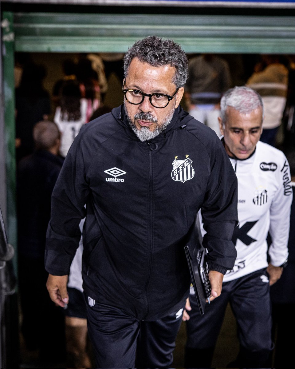 instasantosfc__'s tweet image. Informação !

Caso confirme mesmo a derrota do Santos para o Sport o treinador Cleber Xavier deve ser demitido do Santos logo após o jogo.