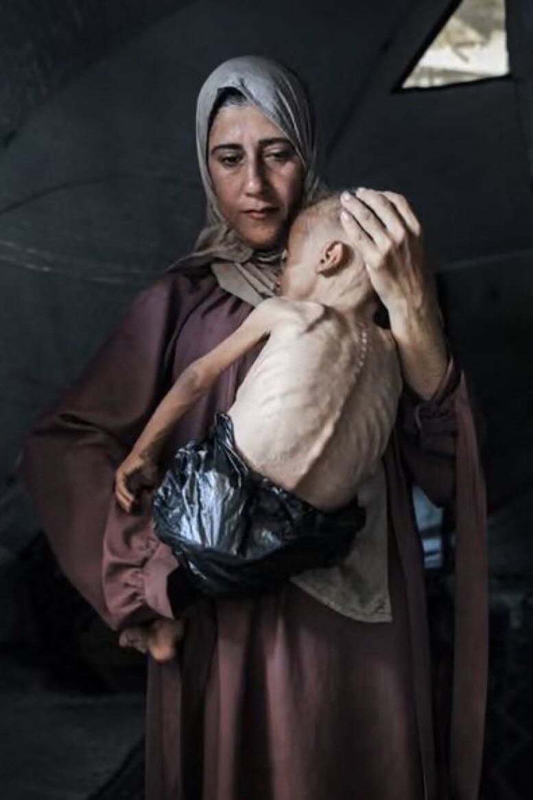 CapoVersi's tweet image. &quot;Noi #mamme siamo troppo sensibili&quot; L&apos;ipocrisia senza vergogna di @GiorgiaMeloni che versa una lacrimuccia durante la festa dell&apos;#hannukah ma non osa dire una parola di pietà per le mamme di #Gaza. Il #fascismo va a braccetto con il #sionismo