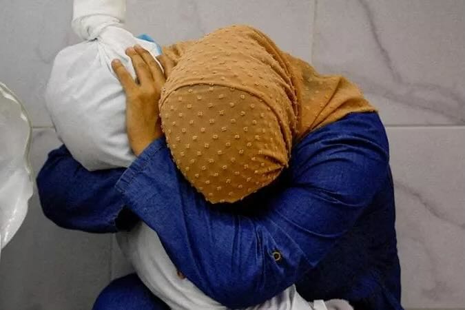 CapoVersi's tweet image. &quot;Noi #mamme siamo troppo sensibili&quot; L&apos;ipocrisia senza vergogna di @GiorgiaMeloni che versa una lacrimuccia durante la festa dell&apos;#hannukah ma non osa dire una parola di pietà per le mamme di #Gaza. Il #fascismo va a braccetto con il #sionismo