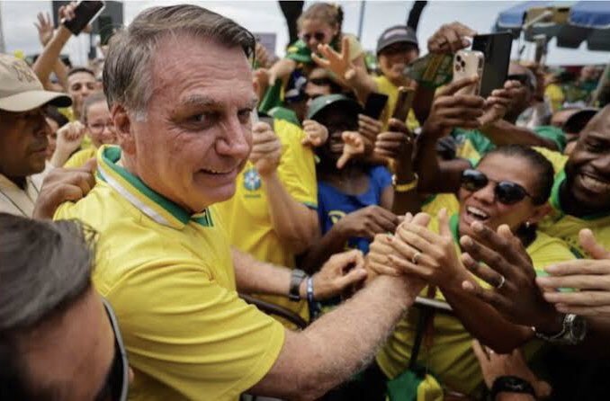 🚨FENÔMENO: Mesmo proibido de acessar as redes, número de seguidores e engajamento de Bolsonaro cresce