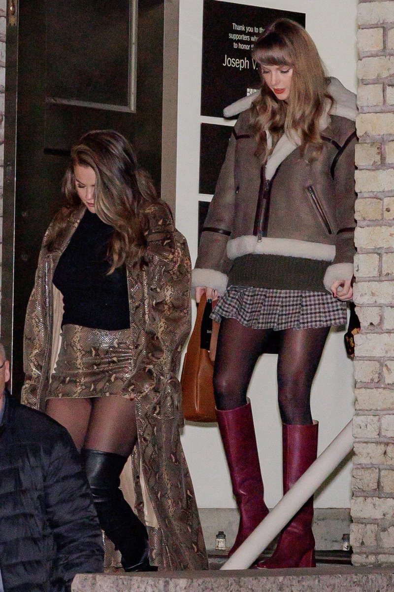 taylenalovbot's tweet image. 🚨 First look of Selena Gomez and Taylor Swift on the set of "The Devil Wears Prada 2" in New York City.