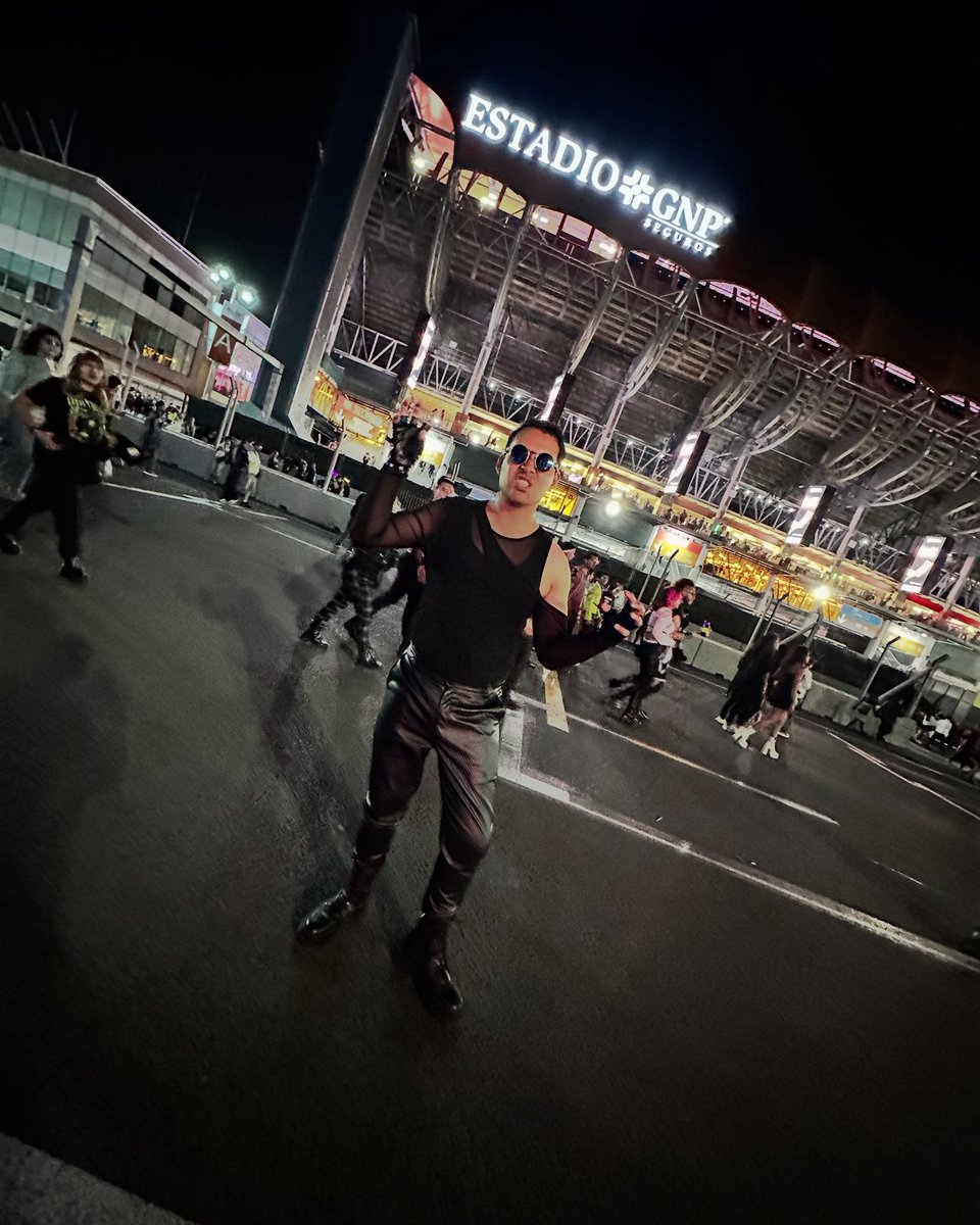 fancymany's tweet image. Please come back to Mexico with the #mayhemballtour @ladygaga