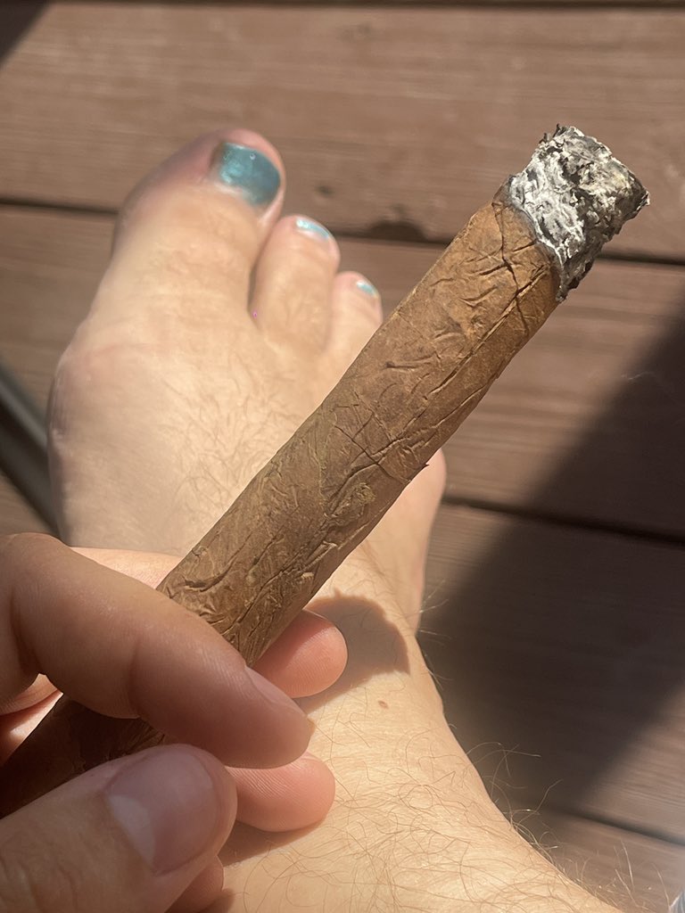 TomOverChaplin's tweet image. GM GM. Late to the party on this one, but…
I may not be the biggest founder, but I created @maybesquares and am proud of the voice and humble community that’s grown from it.
Saturdays are for the boys. Cigar in the sun is the vibes. @tigerisfine
Also, peek the toes. Girl dad…