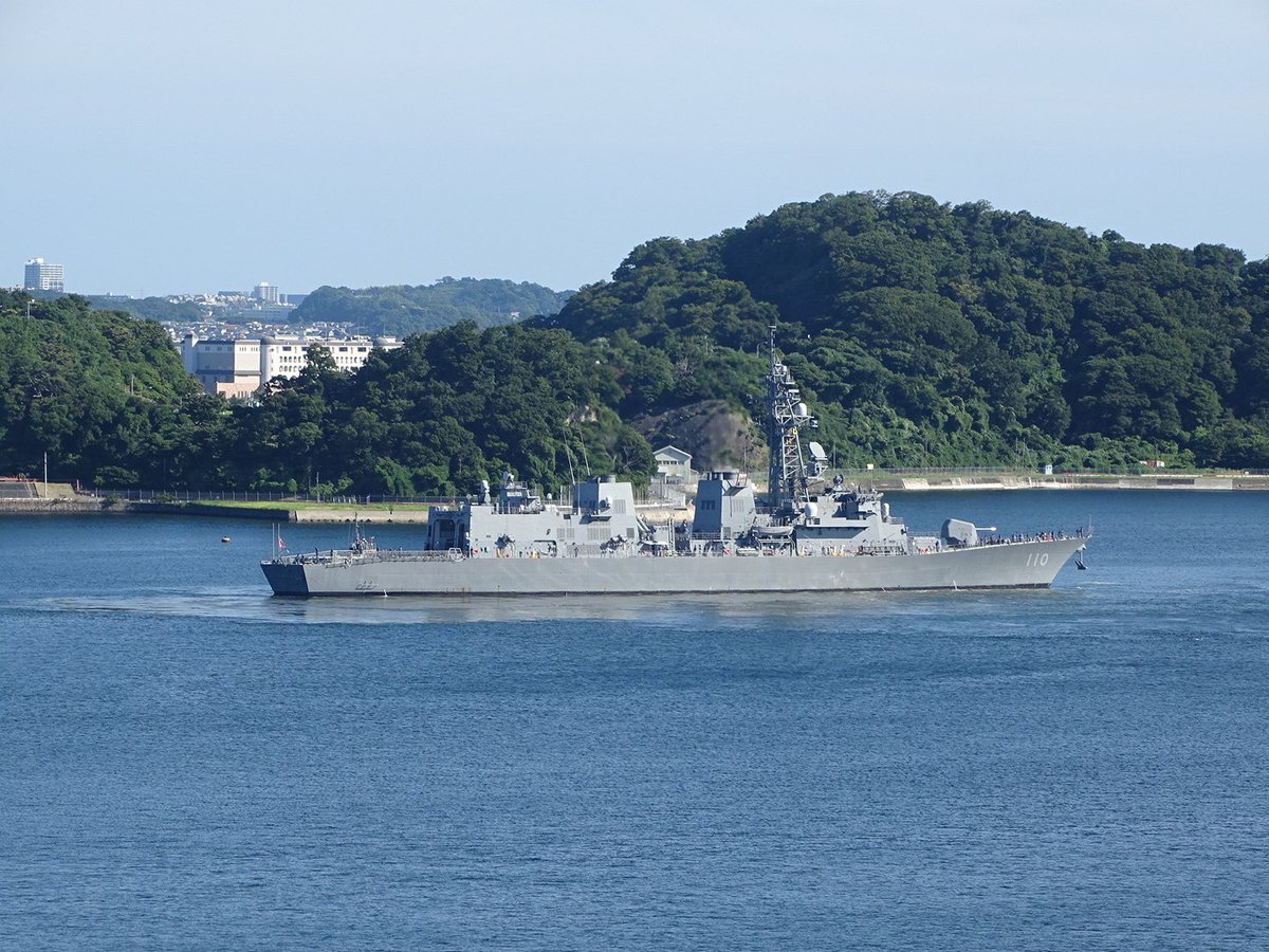 護衛艦「たかなみ（JS Takanami, DD-110）」が戻ってきて、本港にずんずん入港、吉倉4に接岸。
ご苦労さま・お疲れさまでした。