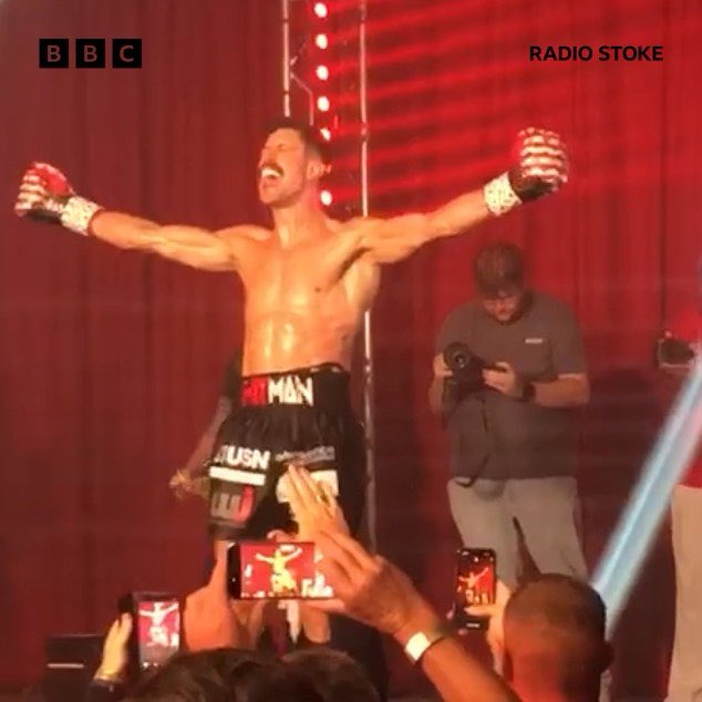 BBCStokeSport's tweet image. Heaney wins!
Stoke’s Nathan Heaney beats Grant Dennis on points at the King’s Hall.