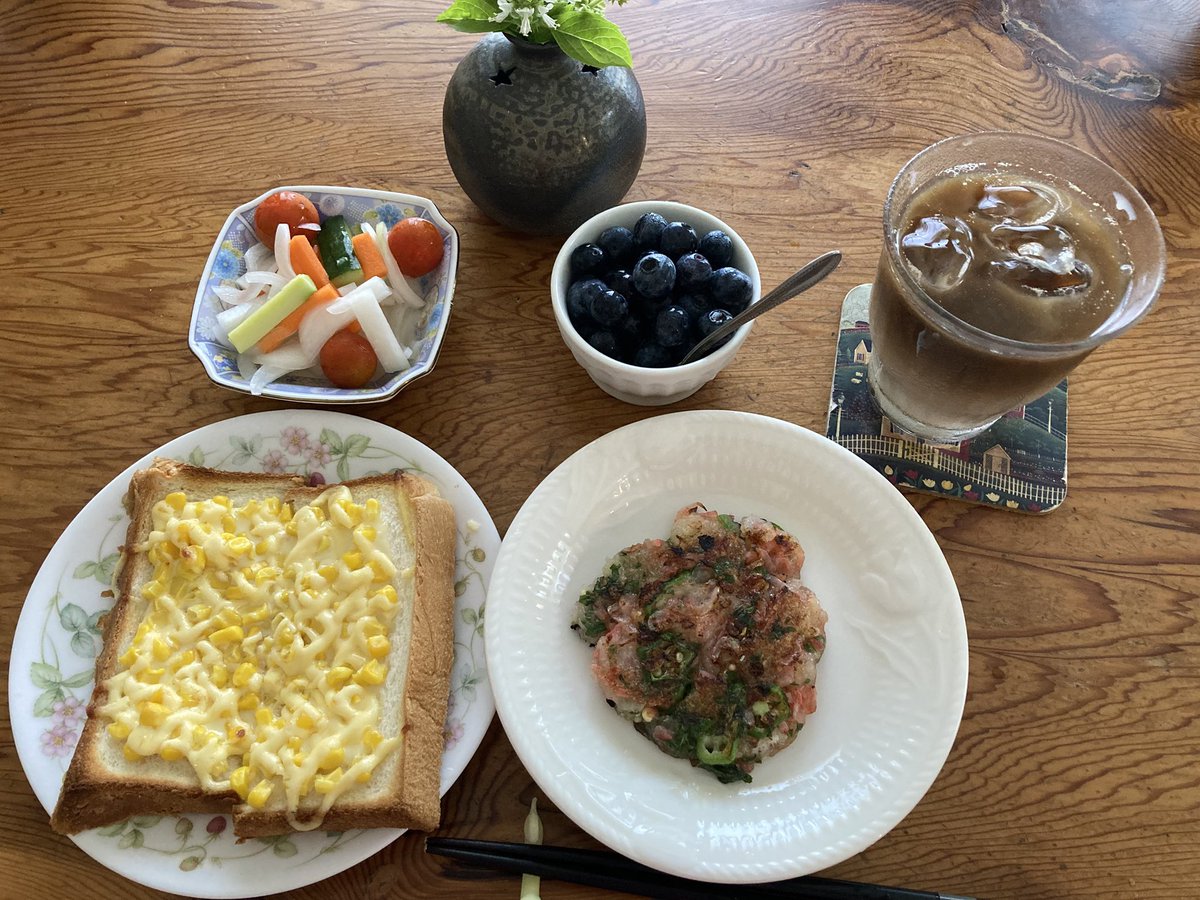 mikittyocarina's tweet image. 今朝は、スイートコーン🌽トースト😋
干し海老と大葉とオクラ入り大根餅🥰
玉ねぎ🧅きゅうり🥒人参🥕プチトマト🍅大根のピクルス
ブルーベリー🫐
アイスソイラテ😋
大根餅が激旨😋
夫は休日だが、ゴルフに⛳️行っちゃった🤣私も、フライヤー撒きに行こうっと🚗
練習、試験勉強📚、宣伝廻りなどの一日。