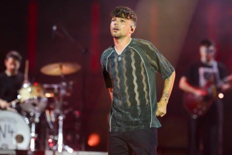 28sunflower_'s tweet photo. Coming home from an Ed Sheeran concert to see peaky blinders Louis on stage… I’m melting
LOOK AT HIM 🫠🫠🫠 https://t.co/VMdLoSgd2R