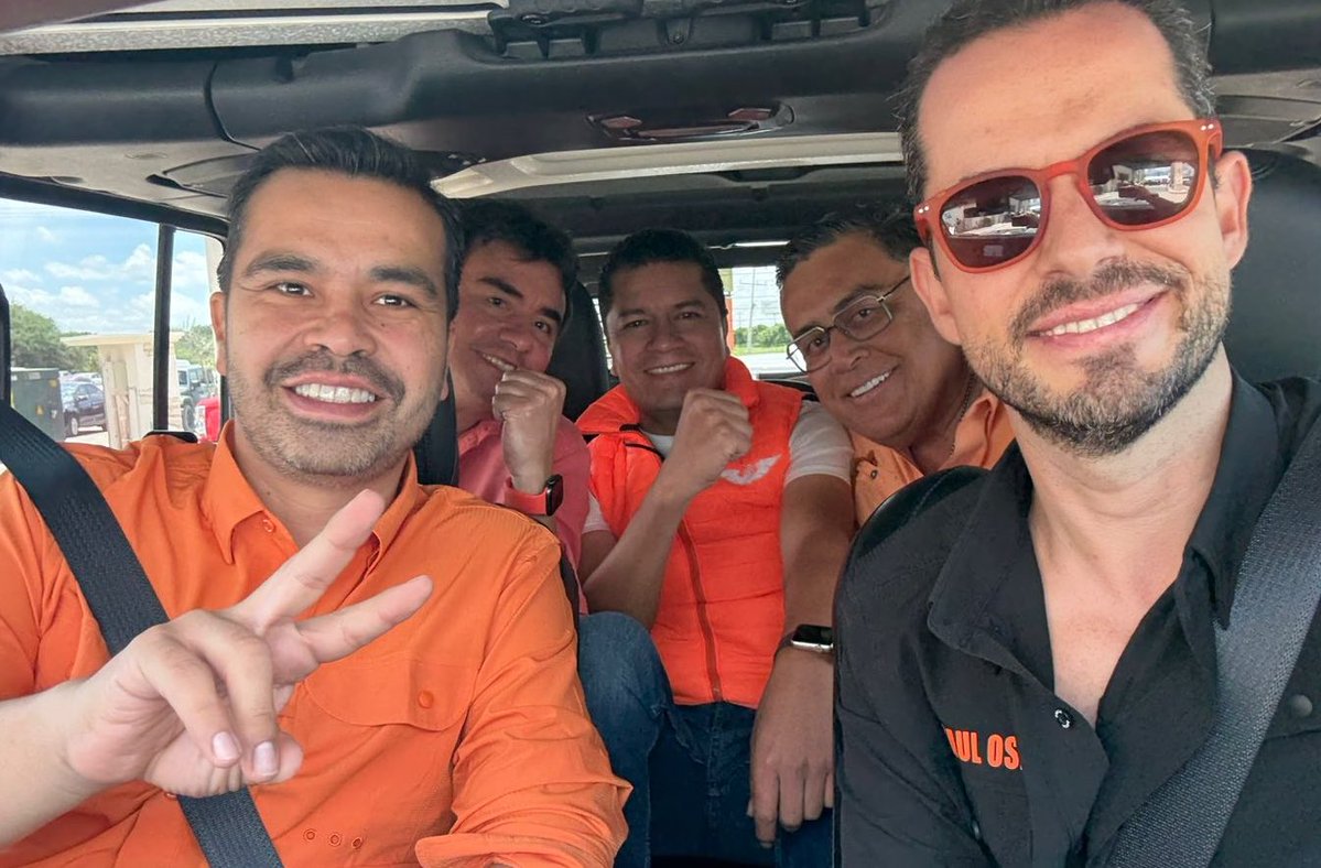 Pedro Pablo Tejada Ramírez (@pedropablotr) on Twitter photo * LA TROCA NARANJA-.
Ya en la cheyene apá! <a href="/Armando_RiveraC/">Armando Rivera C</a> el nuevo naranja, va a Colón #Querétaro acompañado por <a href="/cesar_cadena_ro/">Cesar Cadena Romero</a> con <a href="/AlvarezMaynez/">Jorge Álvarez Máynez</a> de copiloto. Maneja <a href="/Pospital/">Paul Ospital</a>. Todos sonrientes. Están de moda! * LA TROCA NARANJA-.
Ya en la cheyene apá! <a href="/Armando_RiveraC/">Armando Rivera C</a> el nuevo naranja, va a Colón #Querétaro acompañado por <a href="/cesar_cadena_ro/">Cesar Cadena Romero</a> con <a href="/AlvarezMaynez/">Jorge Álvarez Máynez</a> de copiloto. Maneja <a href="/Pospital/">Paul Ospital</a>. Todos sonrientes. Están de moda!