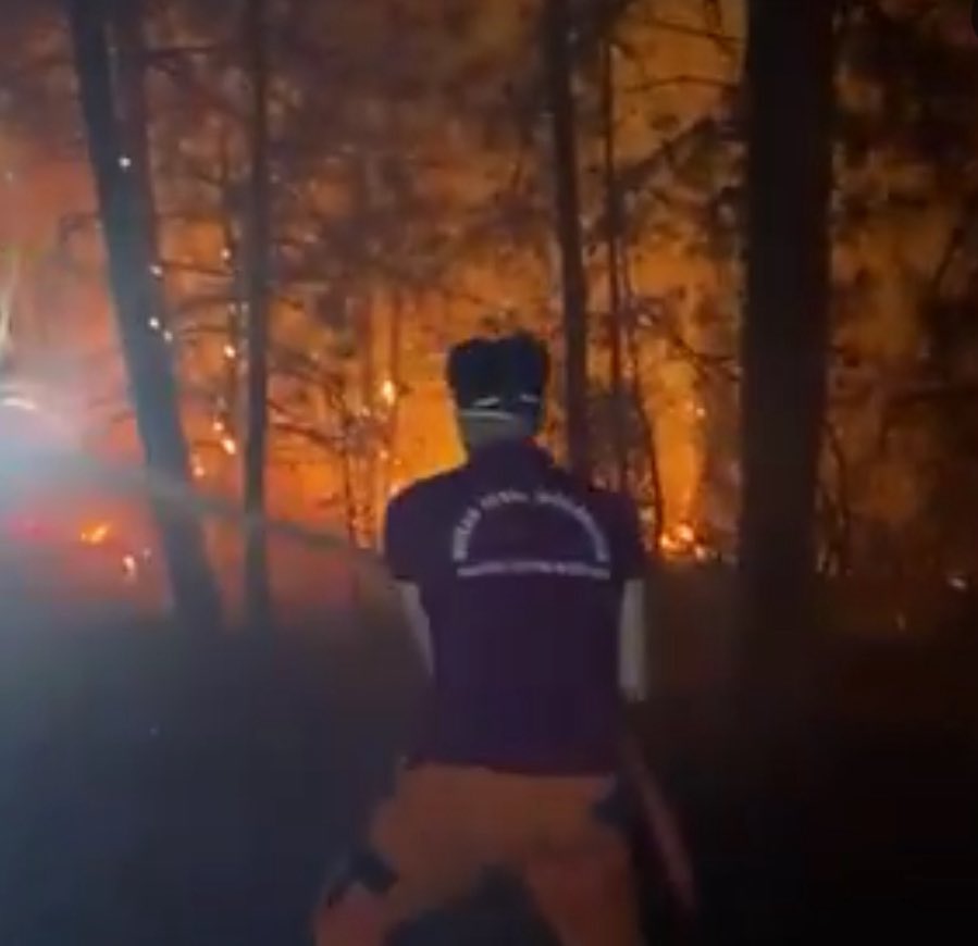 Halihazırda 27 uçak 105 helikopter #yangın ile mücadele ediyorken bizlere boş konuşmayıp susmak, herkesin işini düzgünce yapması, elinden özel ve faydalı bir şey gelmeyenlere sadece dua etmek düşer… Duaya inanmayan evrene iyi dileklerini yollayabilir. Şu anda dünya yanıyor! 🔥