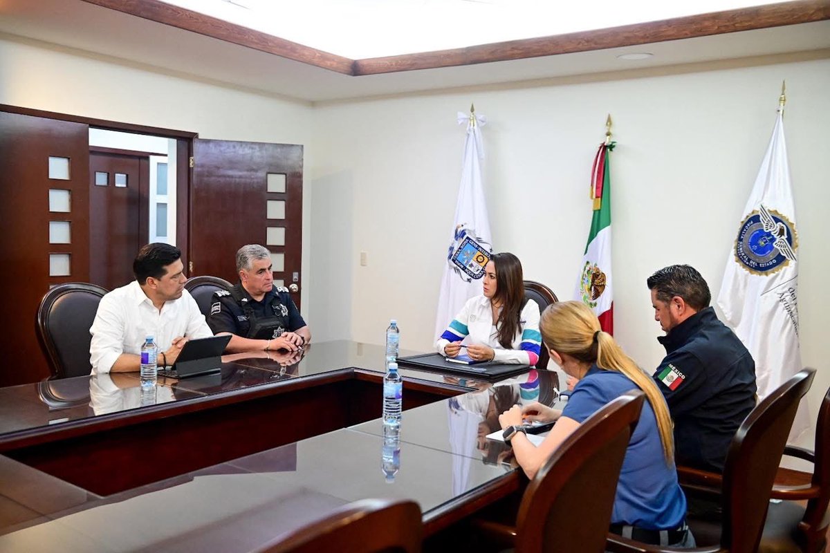 Leo Montañez (@leomontanezc) on Twitter photo TRABAJAMOS UNIDOS POR LA SEGURIDAD DE AGUASCALIENTES
Nos reunimos con la Gobernadora <a href="/TereJimenezE/">Tere Jiménez</a>, Fiscalía y Seguridad Pública para reforzar las estrategias de seguridad.
Gracias a Guardia Nacional, Ejército, Fiscalía y policías estatal y municipales por su compromiso conAgs TRABAJAMOS UNIDOS POR LA SEGURIDAD DE AGUASCALIENTES
Nos reunimos con la Gobernadora <a href="/TereJimenezE/">Tere Jiménez</a>, Fiscalía y Seguridad Pública para reforzar las estrategias de seguridad.
Gracias a Guardia Nacional, Ejército, Fiscalía y policías estatal y municipales por su compromiso conAgs