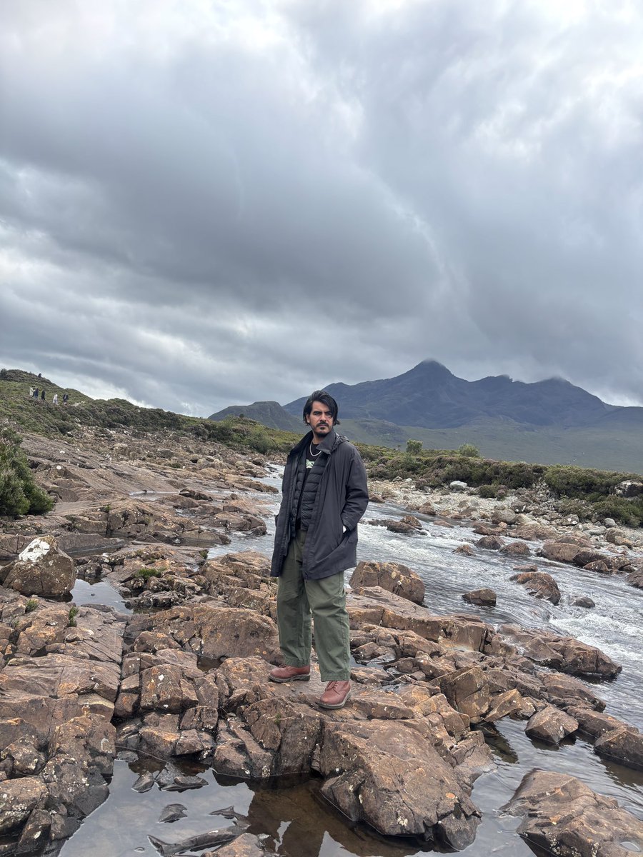 Aguas mágicas bajo el viejo puente del rio Sligachan en Isle Of Skye Escocia. 

La leyenda dice que hay que sumergir el rostro en el agua del rio para garantizar la belleza/juventud eterna, y lo hicimos. 🫡