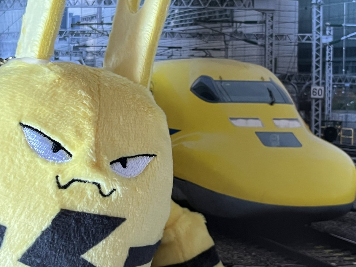 waninoko_travel's tweet image. うんうん!!こっちも完璧やわ👌
ミスタージービー(ガバイト)も
窄まった鼻先も目(ライト)の位置も合ってるし、キッド(エレキッド)の目(ライト)と
口(測定用カメラ)とドクターイエロー側に
ある前面窓の上にある突起物と
キッド(エレキッド)の触角も瓜二つやし
もうこれ以上言うことなしやね笑